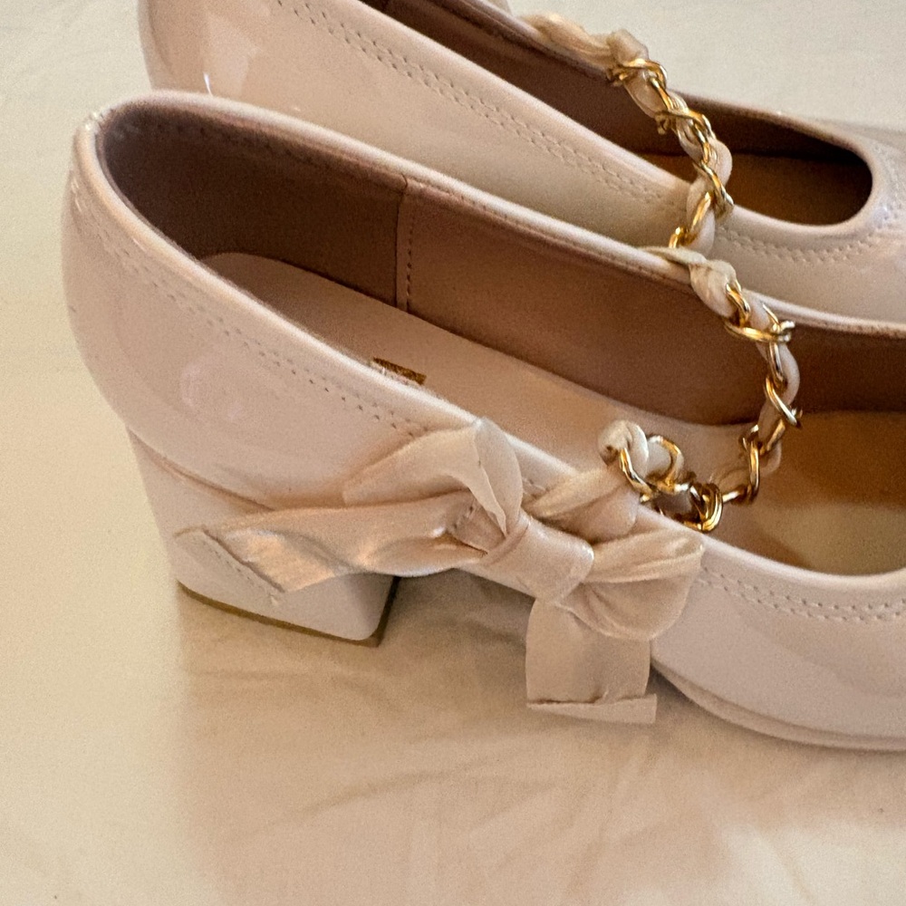 Elegant White Women's Shoes with Gold Chain Detail